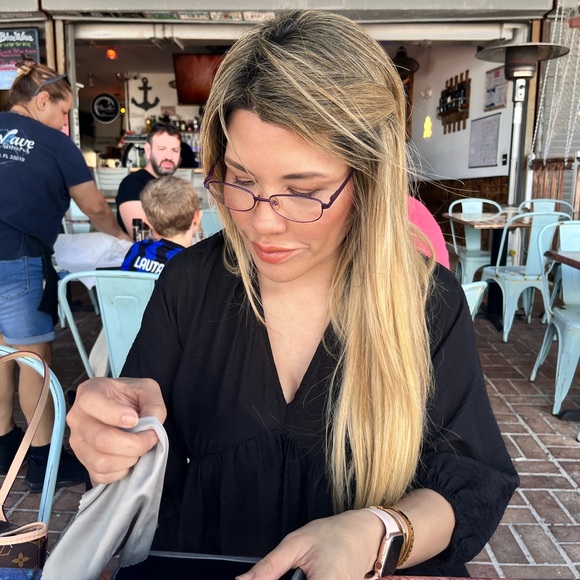 Meet your Posher, Laura - Picture 1 of 1